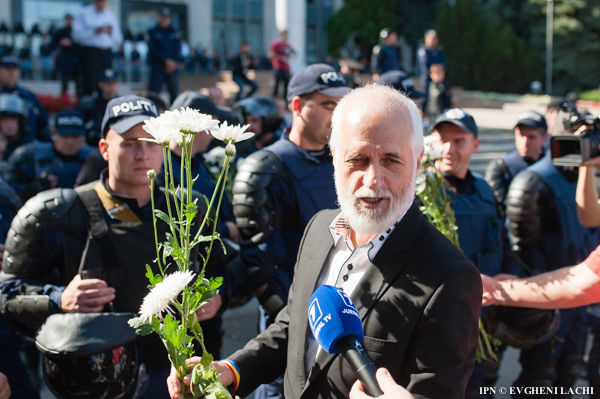 Liderii Platformei „DA”, în calitate de organizatori ai protestelor de duminică, 4 octombrie, se fac vinovaţi de acţiunile cu caracter violent ale unor protestatari.