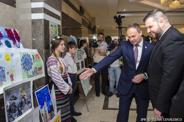 Авторами рисунков являются дети в возрасте 6-16 лет из общинных центров Кишинева.