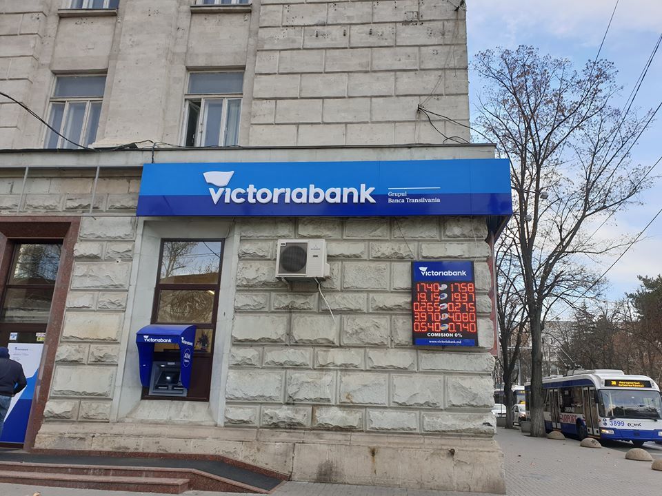 Суд разрешил наложить секвестр на имущество Victoriabank на сумму 1,9 млрд леев.