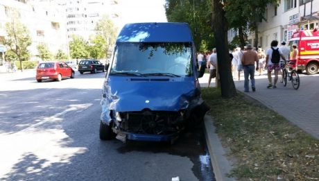 Un microbuz cu moldoveni a fost implicat, ieri, într-un accident rutier în România. Foto: ziaruldeiasi.ro