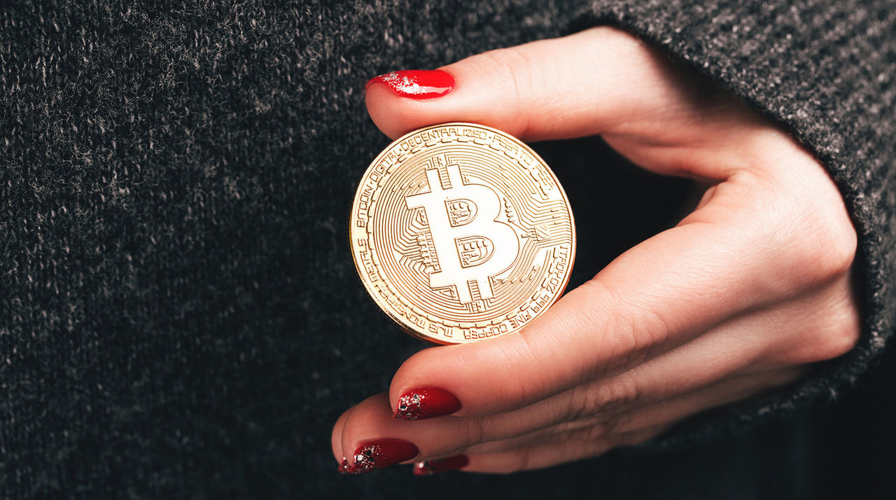 Цена биткоина рухнула на 13%. Фото: gazeta.ru.