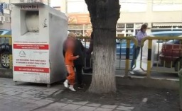 В Румынии три женщины опустошили контейнер для пожертвований.