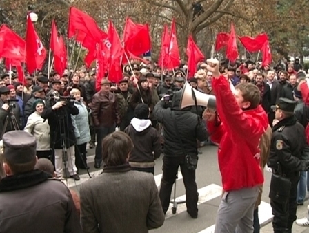 În timp ce unii au avut de aşteptat zeci de minute în staţii, şoferii nu au putut circula pe bulevardul Ştefan cel Mare din capitală.