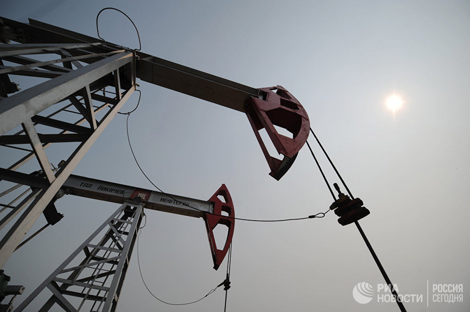 Мировые цены на нефть снижаются примерно на 1%.
