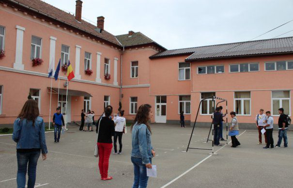 Un copil a fost dus la spital în stare gravă după ce un coleg l-a împins în balustrada de la scări. Foto: monitorulcj.ro