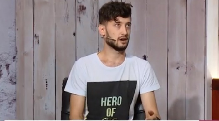 Fiul Angelicăi Frolov: Crescut și educat într-un cuplu de femei. Foto: captură video