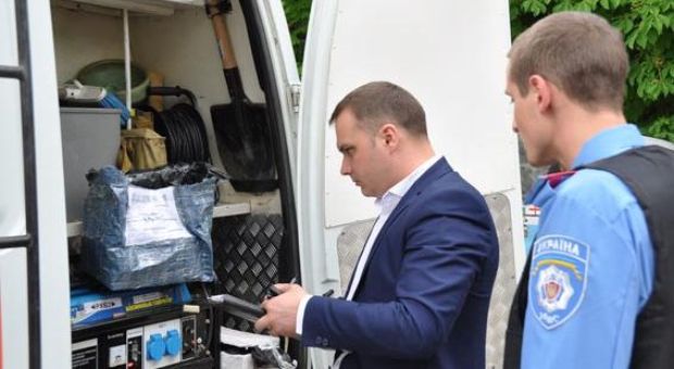 Открыв сверток, сотрудники милиции обнаружили в нем останки головы животного.