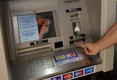 Confortul de a extrage banii din bancomat, fără să fii nevoit să-i porţi în portofel sau buzunare nu este tocmai ieftin.