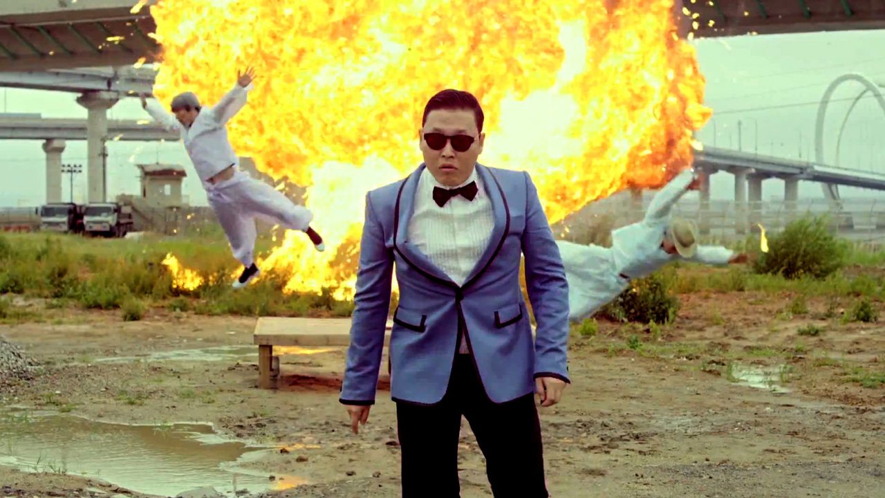 «Gangnam Style» — это модный, роскошный образ жизни, который высмеивается в песне. "Оппа" – именно так обращаются девушки к старшим по возрасту корейским парням.