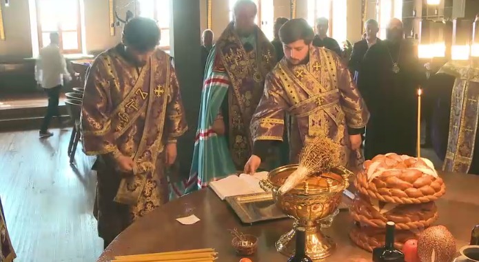 Святой водой митрополит окропил бочки с вином и все уголки замка.