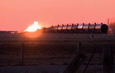 В США 27 цистерн сошли с рельсов и загорелись.