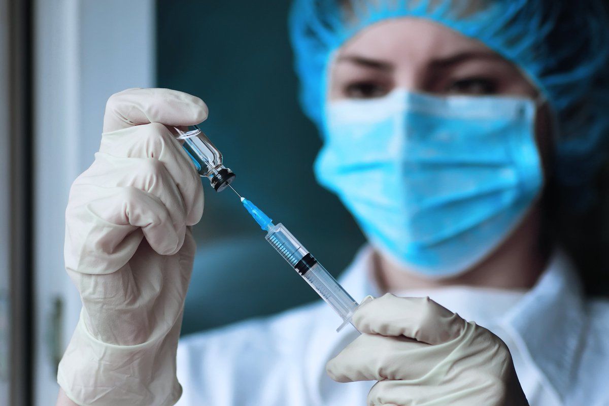 Медсестра в Румынии скончалась после второй дозы вакцины от коронавируса.