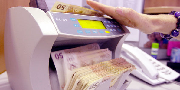 Евро торгуется сегодня по 22.31 - на 10 банов дешевле.