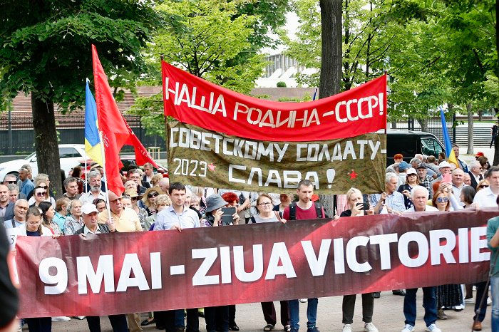 Протест у здания парламента: Для всех нас 9 Мая всегда будет Днём Победы.