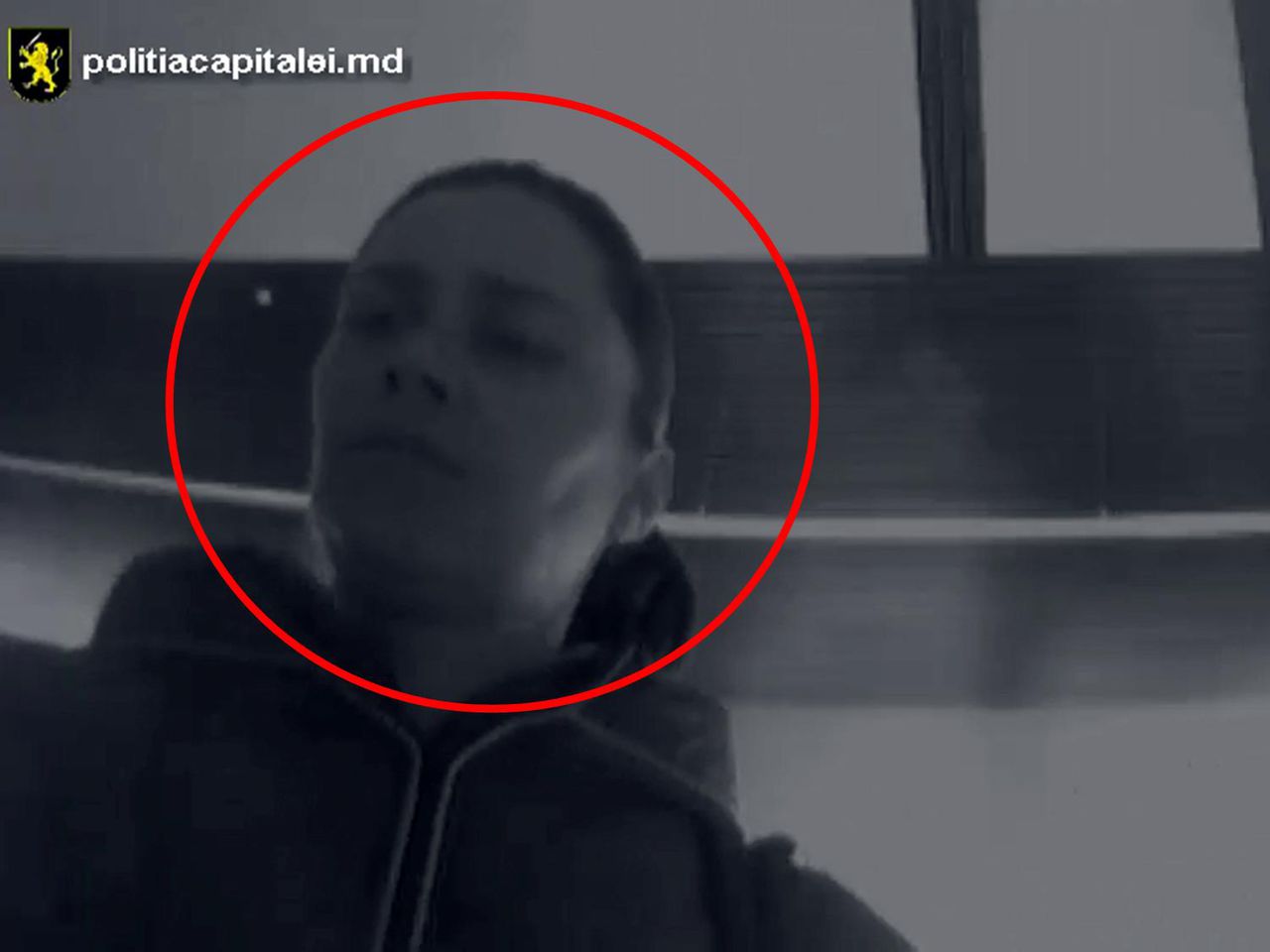 O femeie, cautată pentru „meseria” de a fura bani de pe cardurile bancare