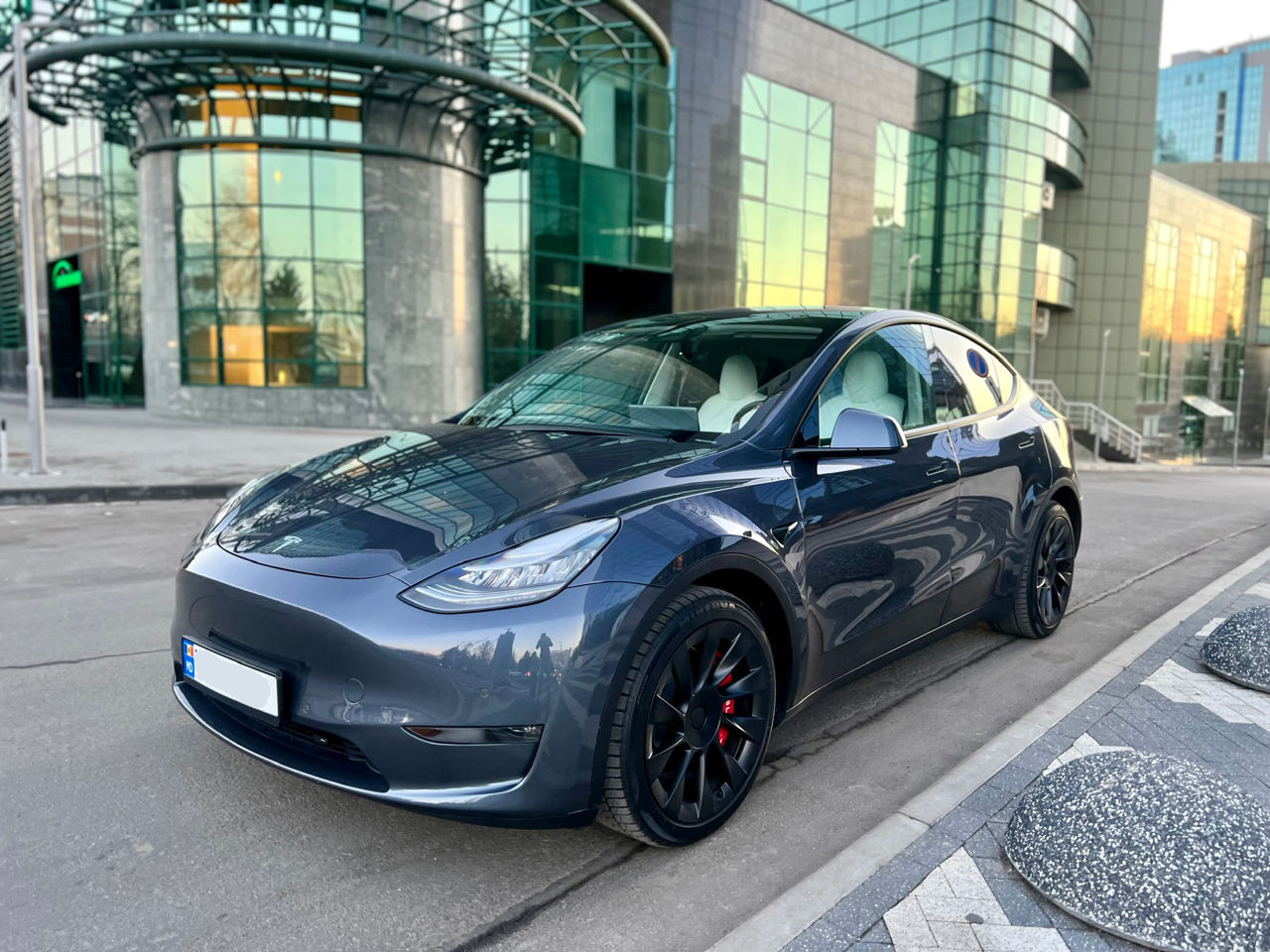 Tesla отзывает 360 тыс. электрокаров с функцией автономного вождения.