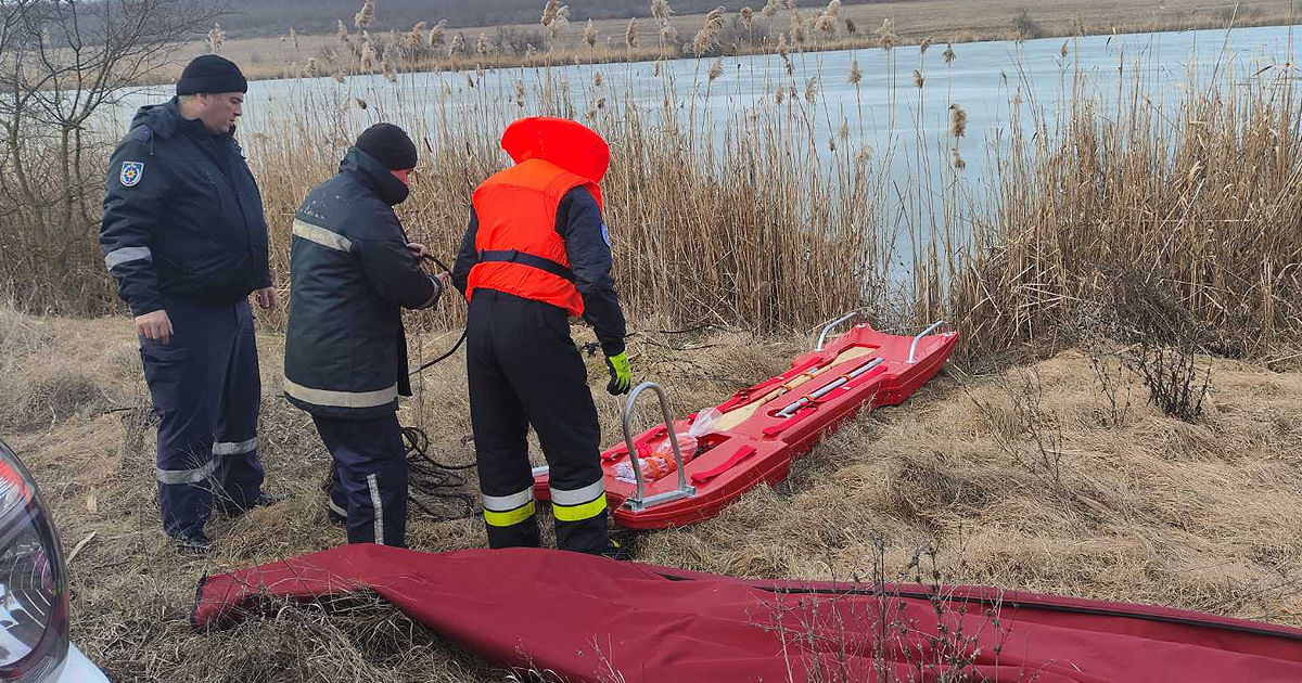 Un pescar a murit după ce s-a prăbușit sub stratul subțire al unui iaz la Ștefan Vodă.