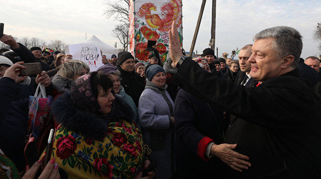 Петр Порошенко вынужден скорректировать программу встреч с избирателями на западе страны.