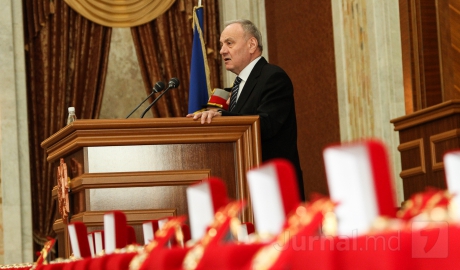 Nicolae Timofti a decorat 15 deputaţi, 13 miniştri, mai mulţi viceminiştri şi pe doi dintre consilierii săi.