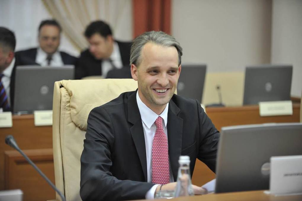 Cadoul primit de un soldat din partea ministrului Apărării. Foto: realitatea.md