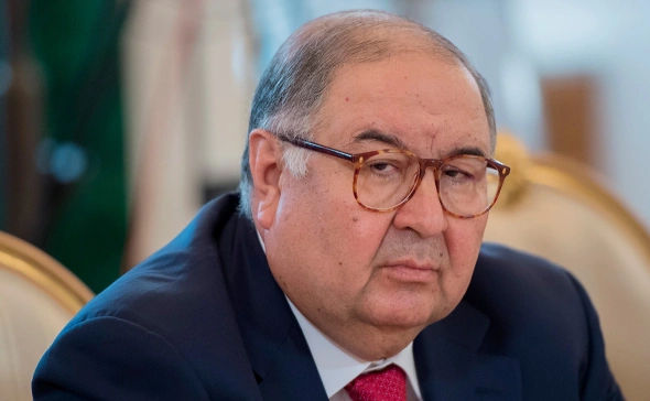 Суд в Гамбурге запретил Forbes называть Усманова «прикрытием» Путина.