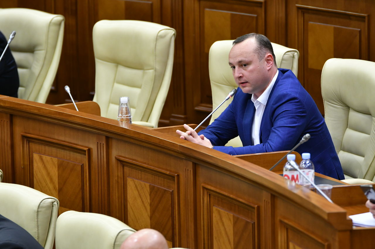 Социалисты заставили Канду извиниться перед самым старшим депутатом парламента.