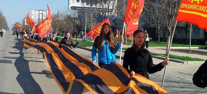 На центральной площади Кишинева также развернут 200-метровую георгиевскую ленточку.  Фото: ligarus.org