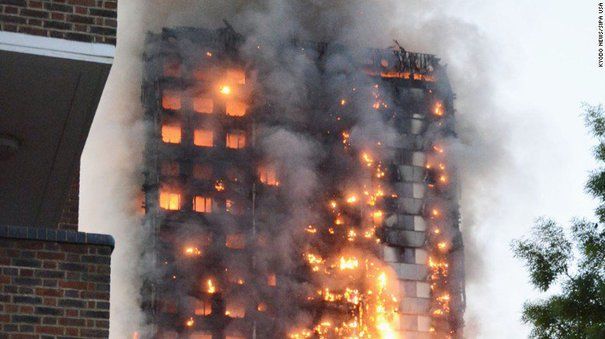 Blocul din Londra, o ruină după incendiu: mai mulţi morţi şi peste 50 de răniţi. Foto: mediafax.ro