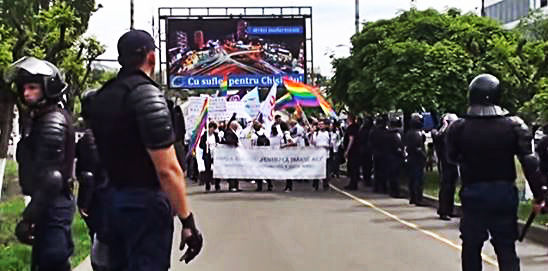 Spiritele s-au incins si mai tare cand gayii si lesbienele au incercat sa plece.