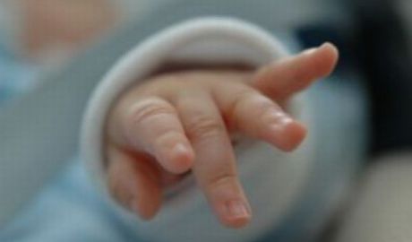 Полиция предполагает, что ребенок захлебнулся грудным молоком.