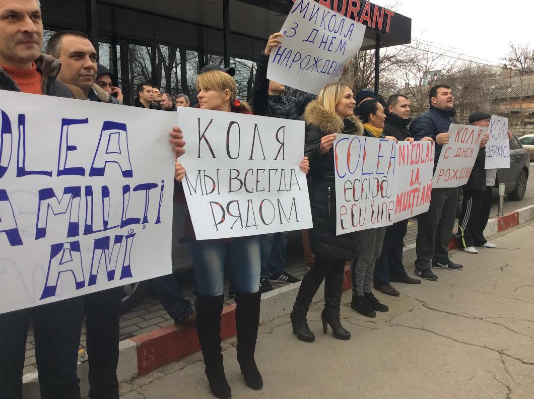 Участники акции скандировали «Николай,  мы с тобой!», «Коля с днем рождения!», чтобы выразить ему свою поддержку и солидарность.