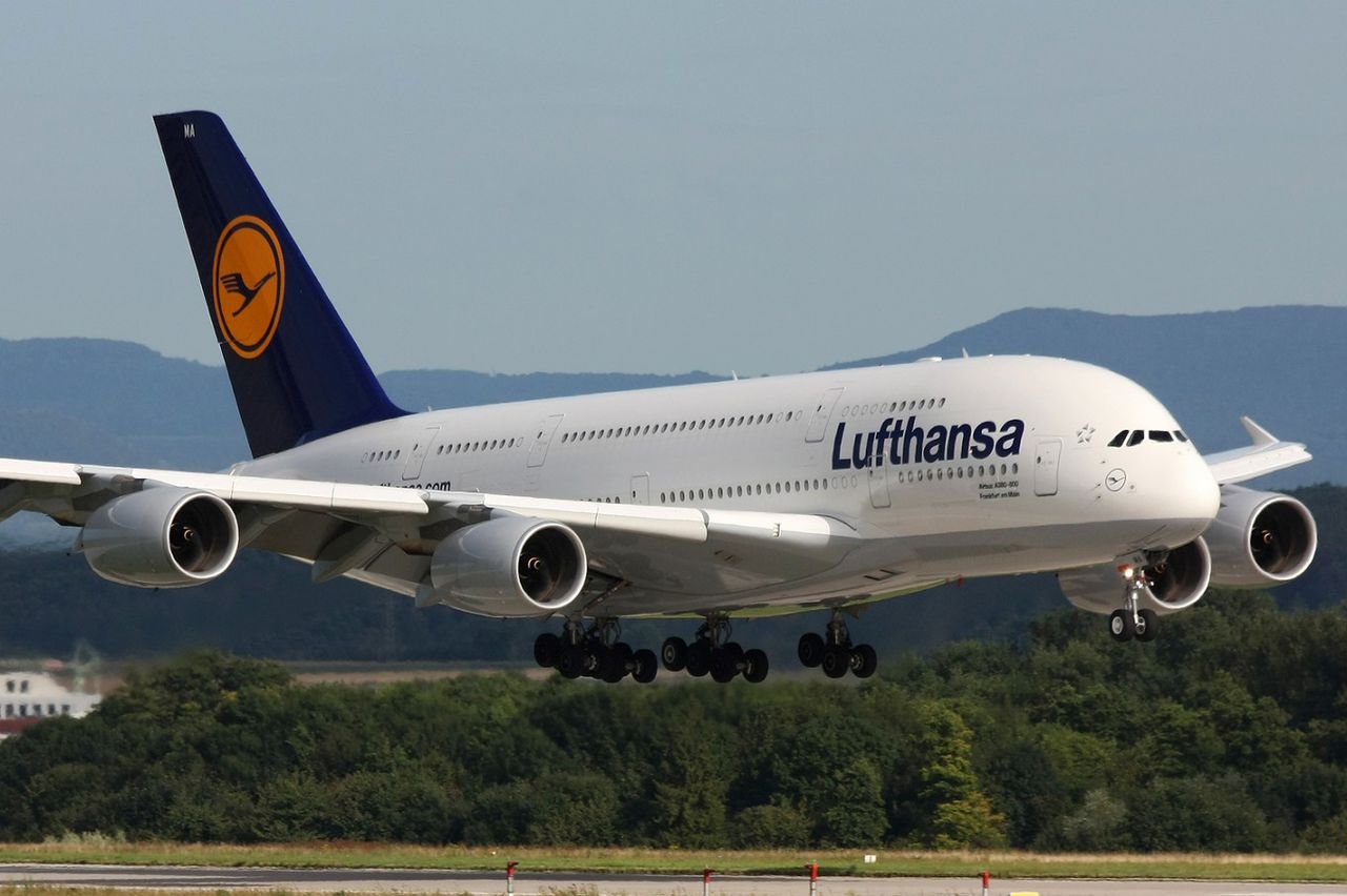 В настоящий момент Lufthansa не совершает авиаперевозок между Россией и Украиной.