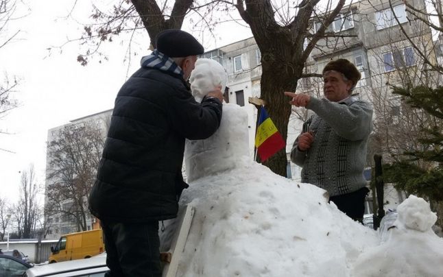 Cine l-a sculptat pe Alexandru Ioan Cuza din zăpadă. Motivul. Foto: adevărul.ro