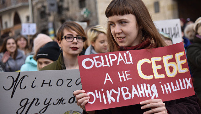 В Киеве призвали расследовать нападения на женские марши.