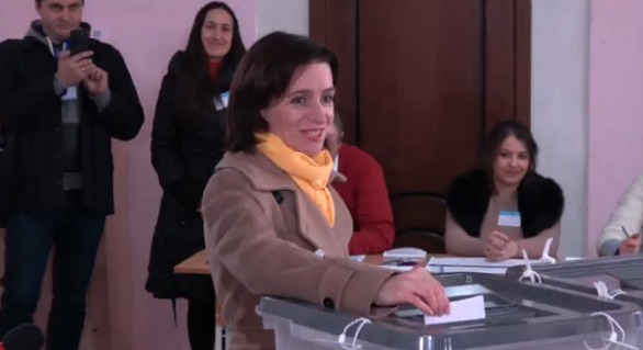 Candidatul PAS, Maia Sandu a venit la urna de vot pentru a-şi exercita dreptul. Foto: independent.md