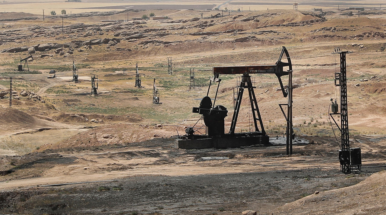 В САР заявили, что США продают нефть с сирийских месторождений через Турцию.