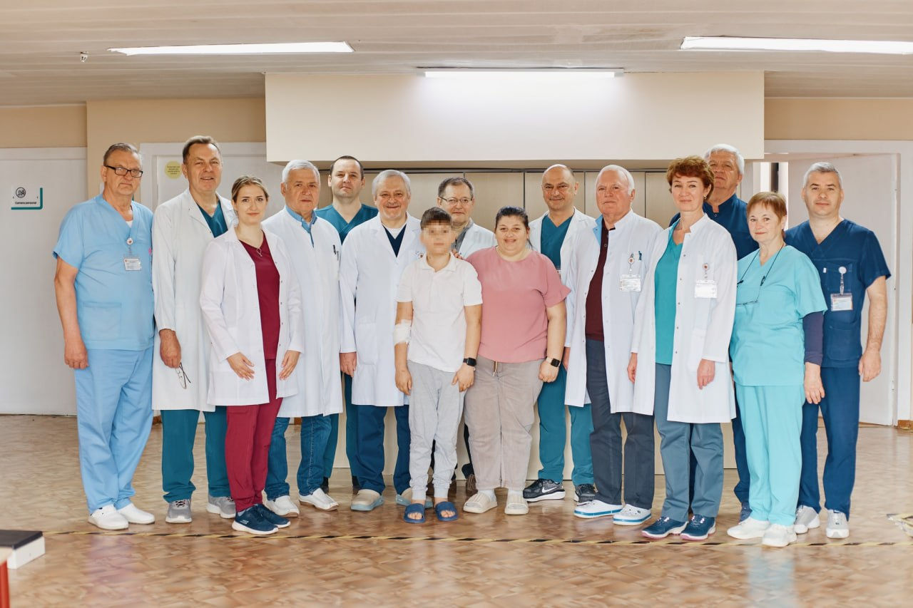 Premieră medicală în Moldova: Viața unui copil, salvată prin implantarea unui stimulator cardiac fără fir.