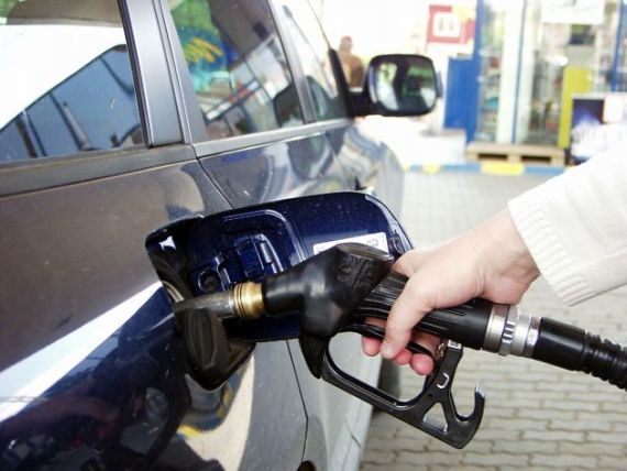 ANRE a stabilit noi preţuri plafon pentru carburanţi.