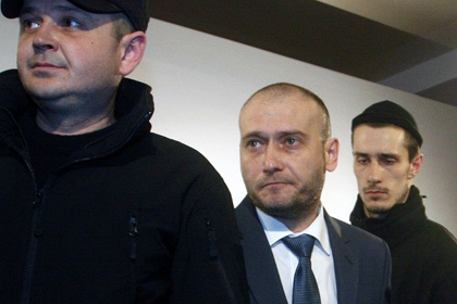 Дмитрий Ярош в сопровождении охранников. Фото: Юрий Кирничный / AFP