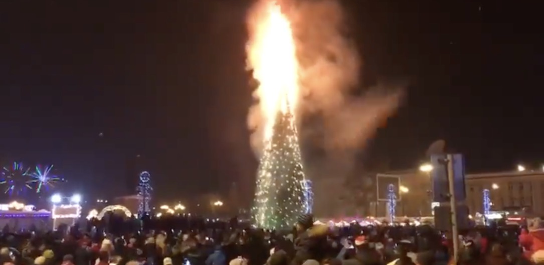 Brad în flăcări de Revelion: Sute de oameni l-au privit uimiți