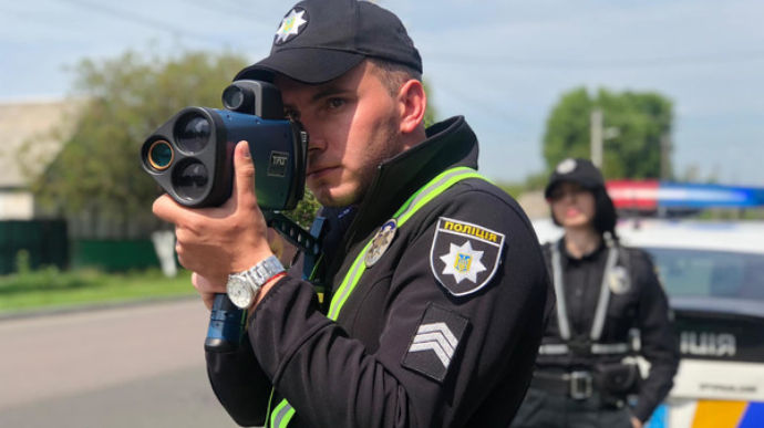 Суд Украины запретил полицейским держать в руках радар TruCAM.