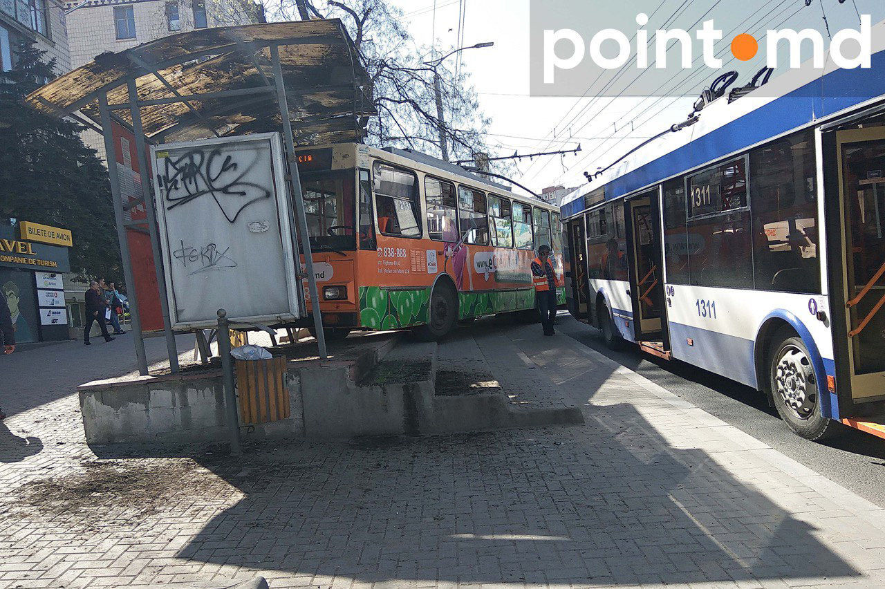 Аварию с троллейбусом, врезавшимся в остановку, расследует комиссия.