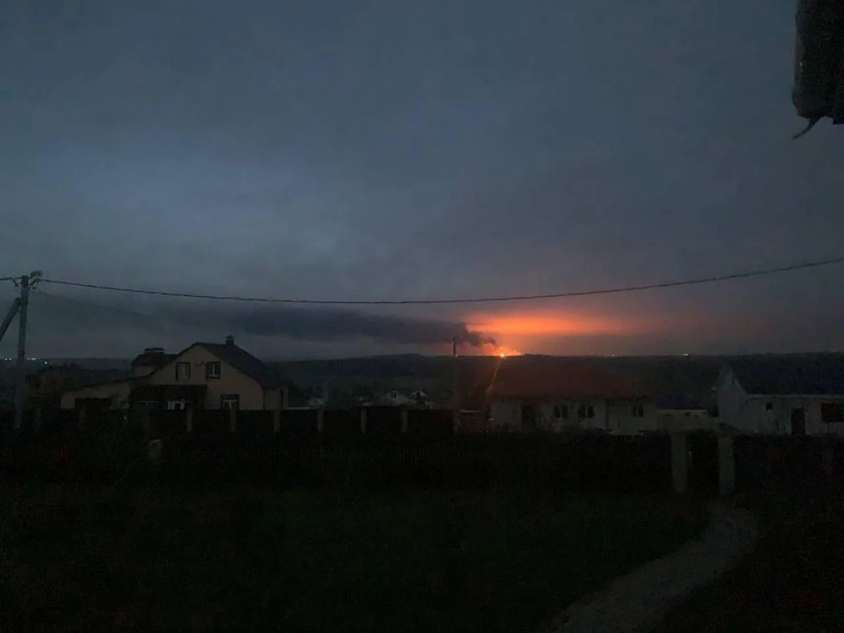 В РФ недалеко от границы с Украиной загорелся склад с боеприпасами.