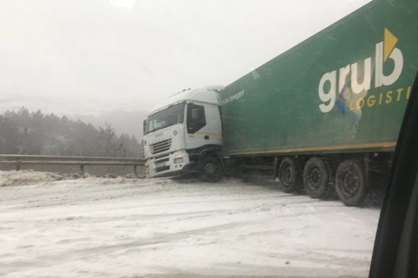 Из-за скользкой дороги под Хынчештами развернуло грузовик.