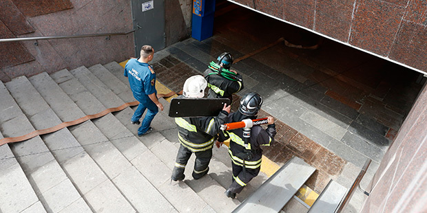 В Москве задержали двух подозреваемых по делу о катастрофе в метро.