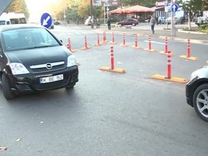 Haos total într-o intersecție proaspăt amenajată în Capitală