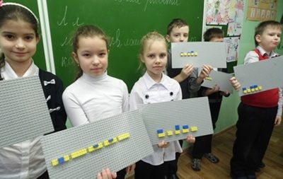 Так, во втором полугодии 100 школ, которые сейчас пилотируют новый стандарт начального образования, получат наборы "Шесть кирпичиков".