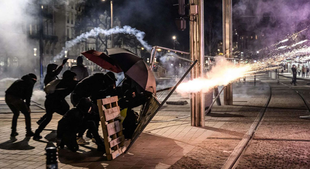 В Париже протесты против пенсионной реформы привели к столкновениям с полицией.