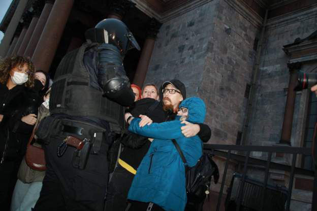 На митингах в Москве и других городах России задержали уже более 370 человек.