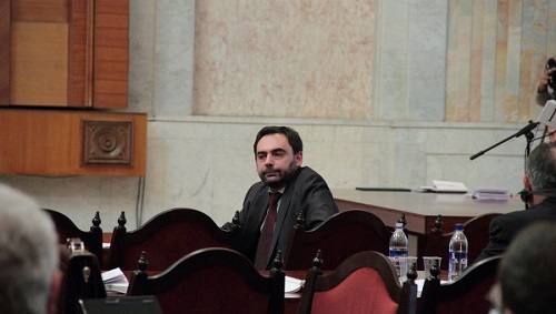 Коммунисты покинули зал заседания.